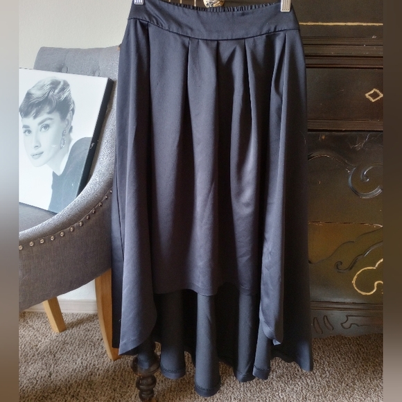 Black Hi-Low Elle Skirt Sz. M (3x$10/$25) - Picture 3 of 3
